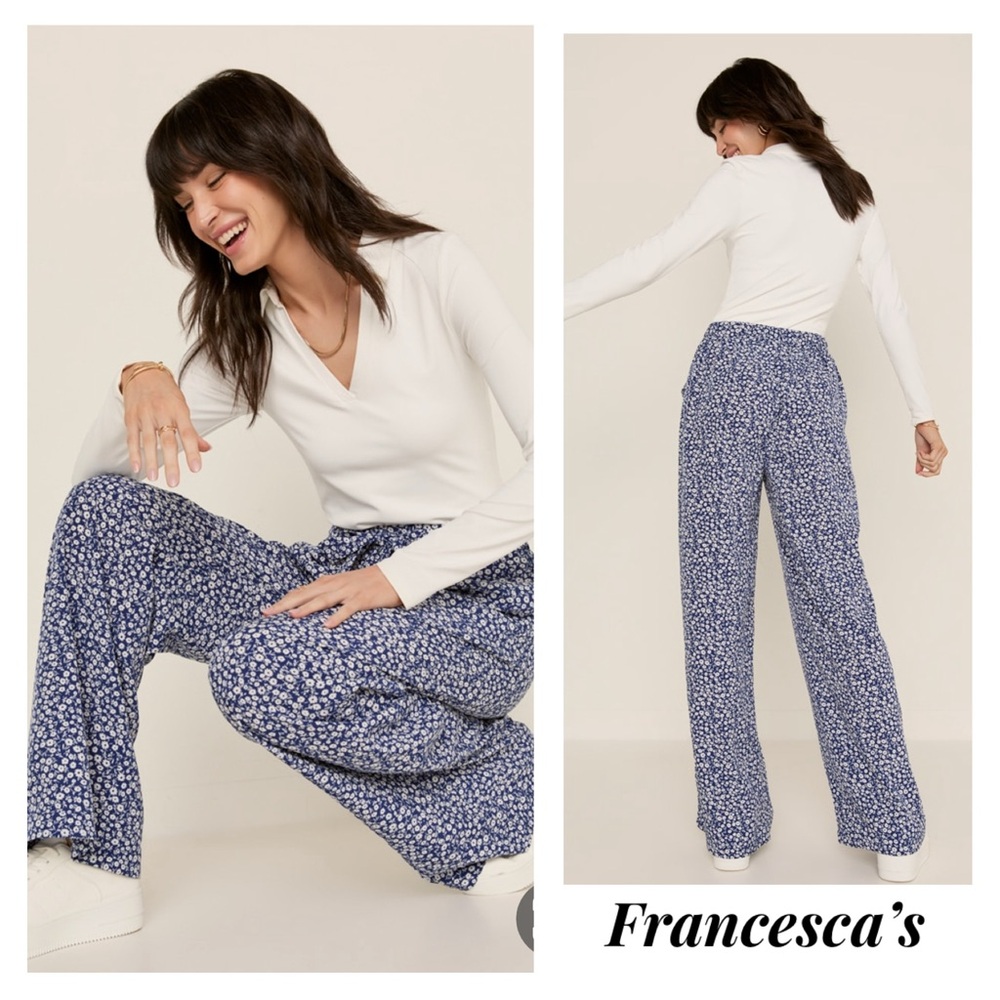 New Francesca’s Bianca Ditsy Floral Navy Blue Print Fluid Pants - Picture 2 of 6